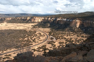 The parking lot, trail, and La Ventana Arch.
